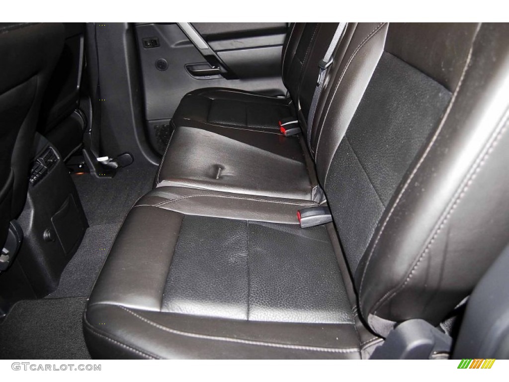 2011 Titan SL Crew Cab - Blizzard White / Charcoal photo #16