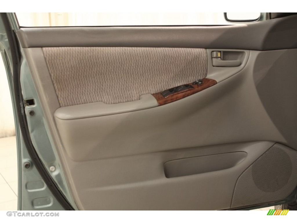 2005 Toyota Corolla LE Light Gray Door Panel Photo #72353790