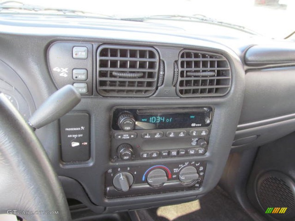 2003 S10 ZR2 Extended Cab 4x4 - Victory Red / Graphite photo #17