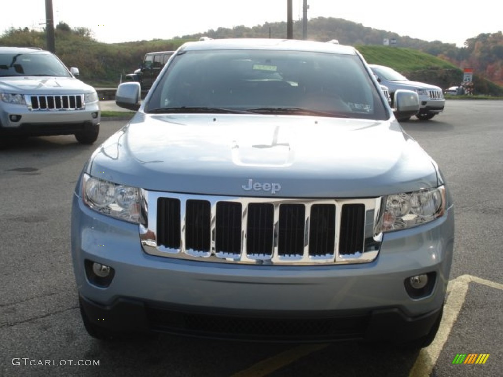 2013 Grand Cherokee Laredo X Package 4x4 - Winter Chill Pearl / Black photo #3