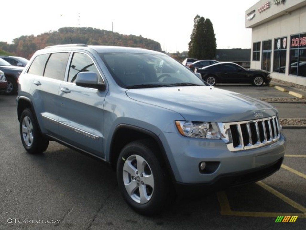 2013 Grand Cherokee Laredo X Package 4x4 - Winter Chill Pearl / Black photo #4