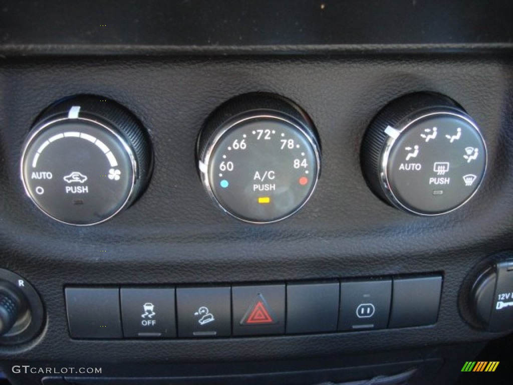 2011 Jeep Wrangler Call of Duty: Black Ops Edition 4x4 Controls Photos
