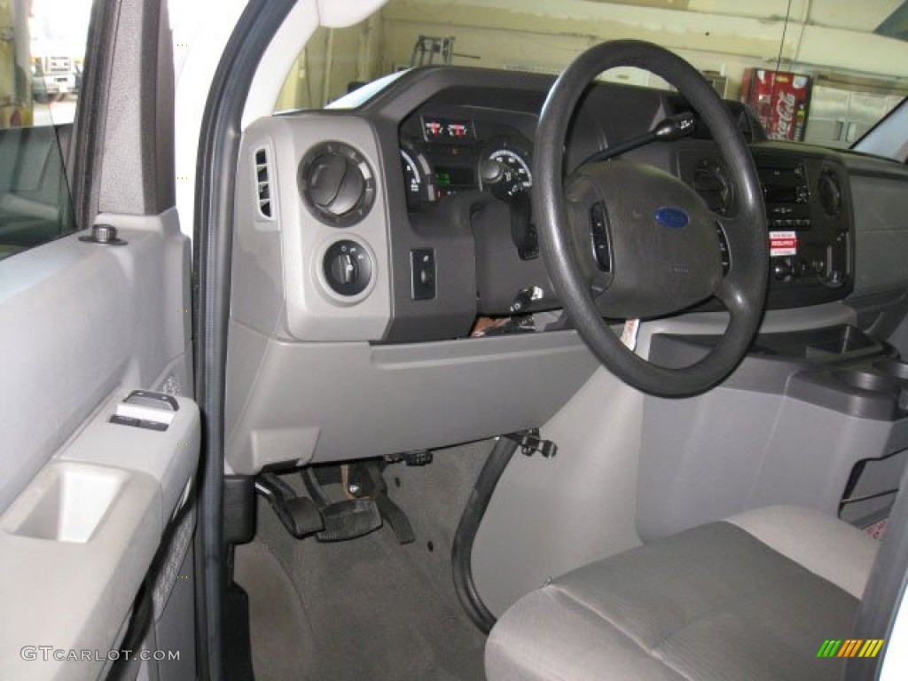2009 Ford E Series Van E150 XLT Passenger Dashboard Photos