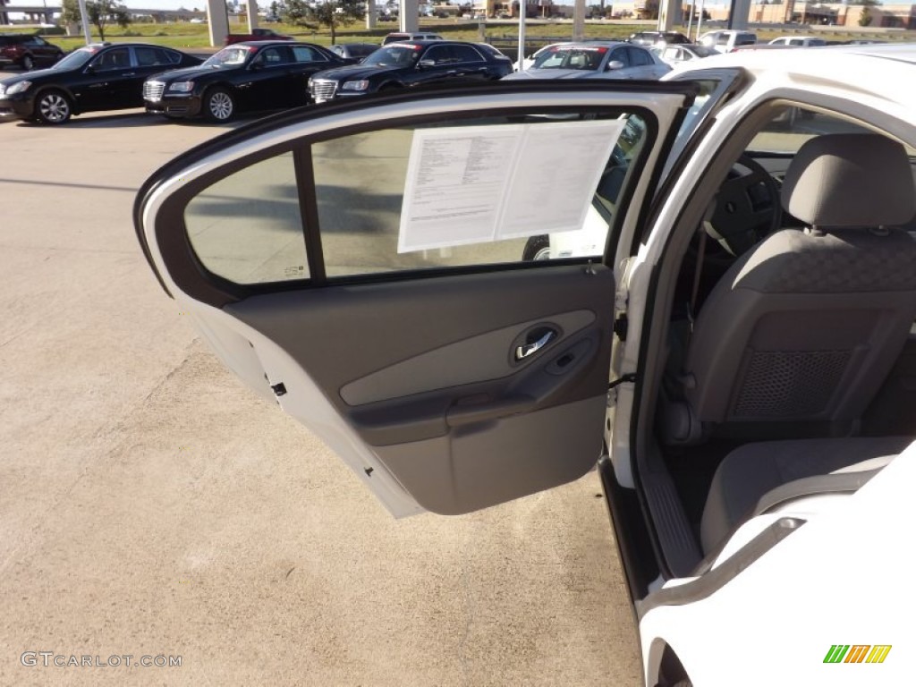 2005 Malibu LS V6 Sedan - White / Gray photo #16