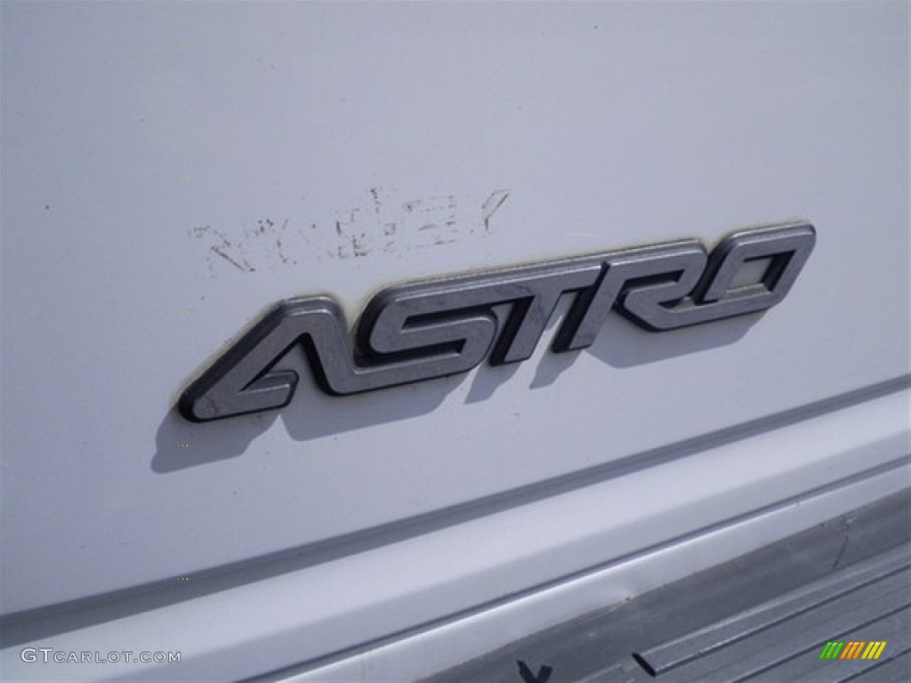 2004 Astro Commercial Van - Summit White / Medium Gray photo #30