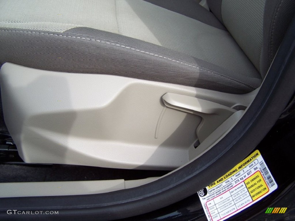 2012 Focus SE 5-Door - Black / Stone photo #20