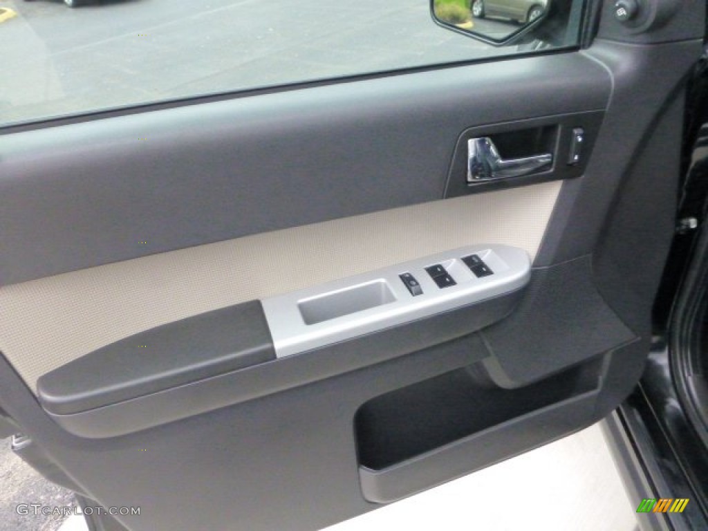 2011 Mercury Mariner Premier Door Panel Photos
