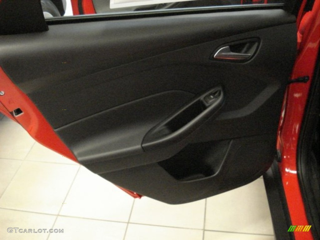 2013 Focus SE Hatchback - Race Red / Charcoal Black photo #12