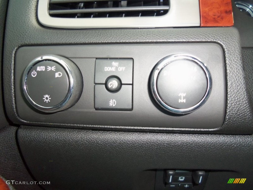 2013 Chevrolet Avalanche LS 4x4 Black Diamond Edition Controls Photo #72457296