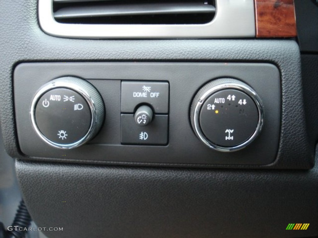 2013 Chevrolet Avalanche LS 4x4 Black Diamond Edition Controls Photo #72468614