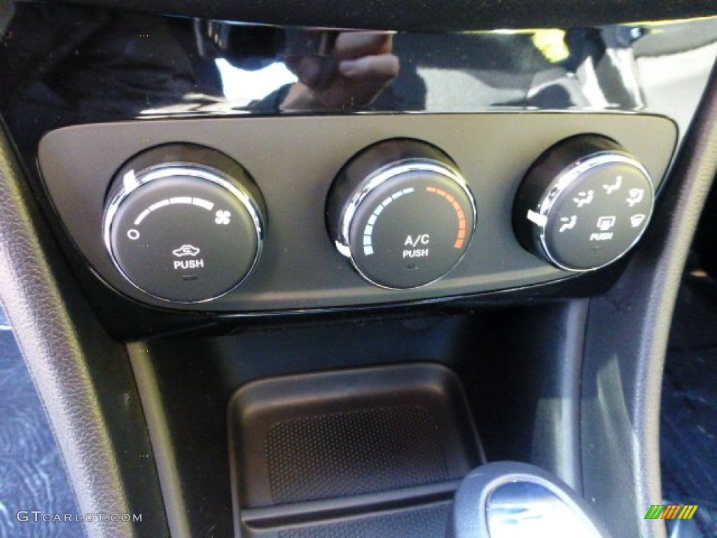2013 Chrysler 200 LX Sedan Controls Photo #72476447