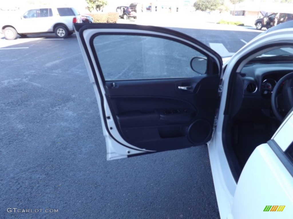 2011 Caliber Mainstreet - Bright White / Dark Slate/Medium Graystone photo #15