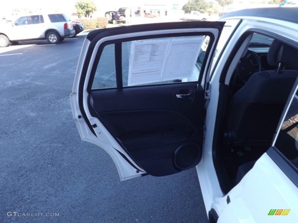 2011 Caliber Mainstreet - Bright White / Dark Slate/Medium Graystone photo #17