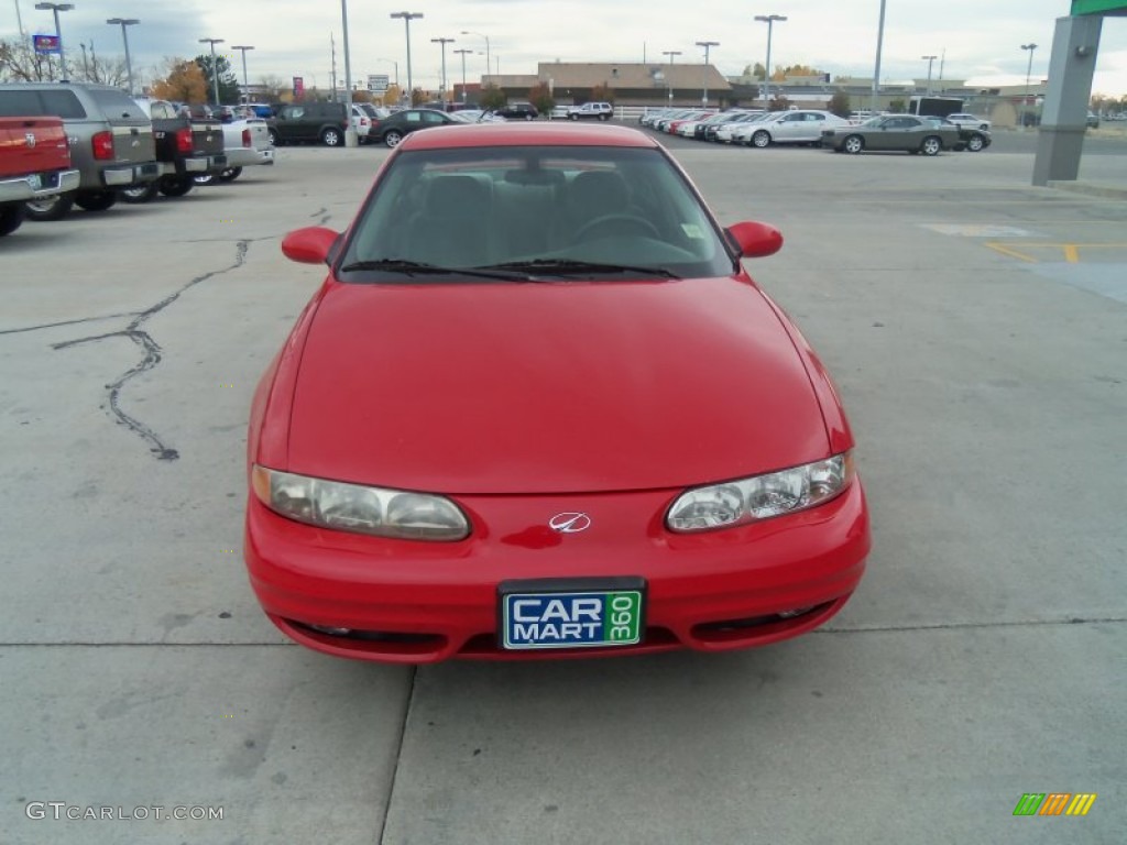2002 Alero GL Sedan - Bright Red / Pewter photo #2
