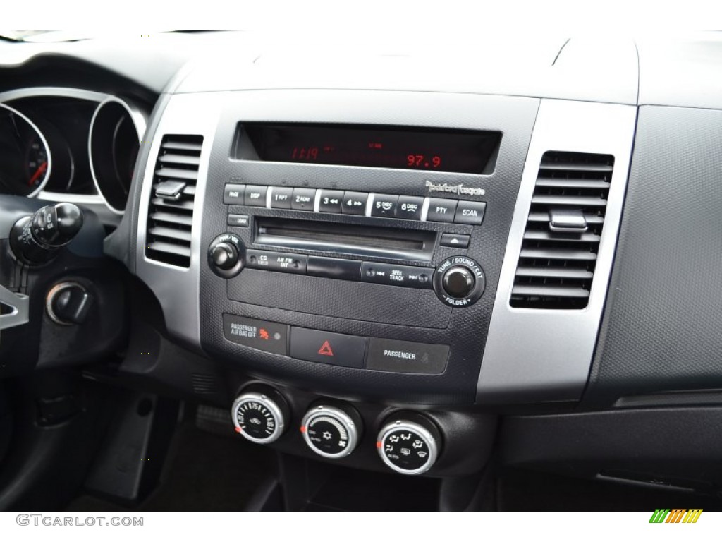 2008 Mitsubishi Outlander XLS Controls Photo #72563289