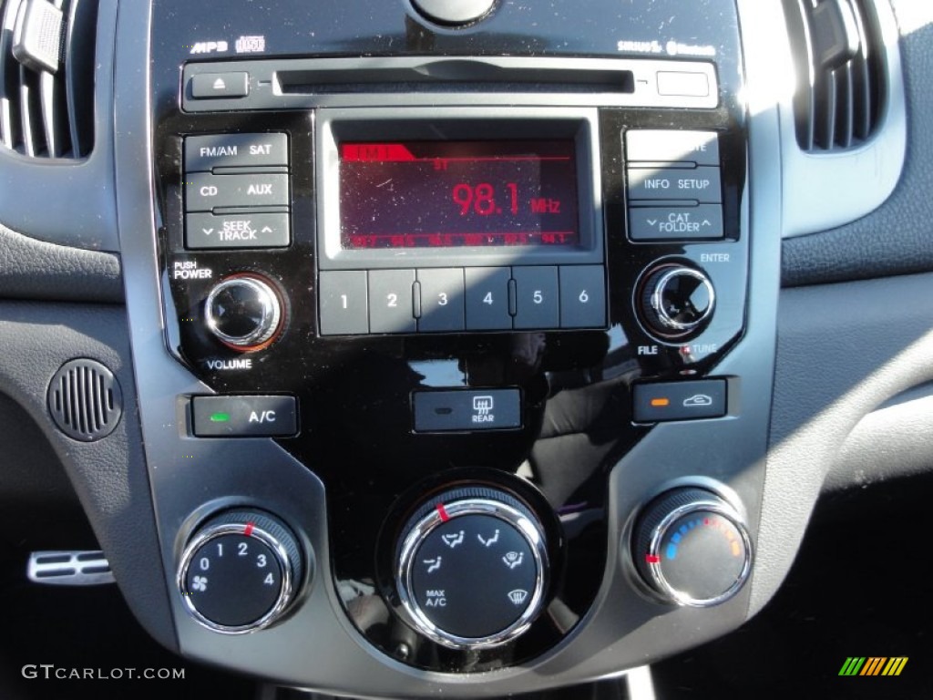 2010 Kia Forte Koup SX Controls Photo #72563724