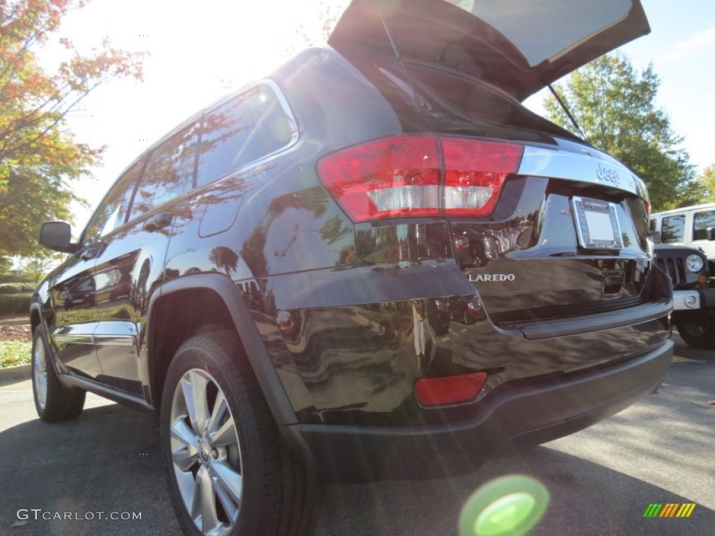 2013 Grand Cherokee Laredo - Brilliant Black Crystal Pearl / Black photo #8
