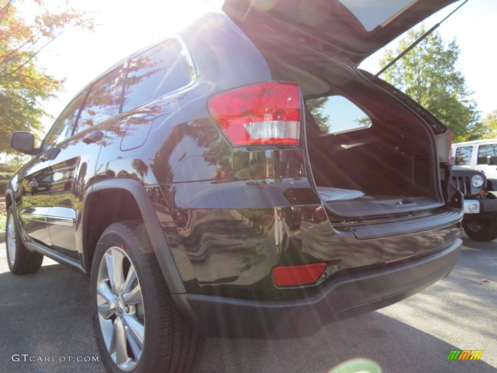 2013 Grand Cherokee Laredo - Brilliant Black Crystal Pearl / Black photo #9