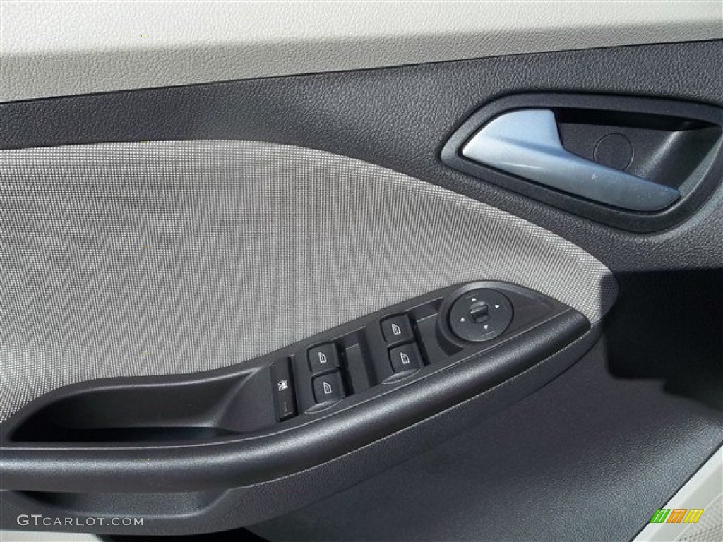 2013 Focus SE Sedan - Ingot Silver / Medium Light Stone photo #23