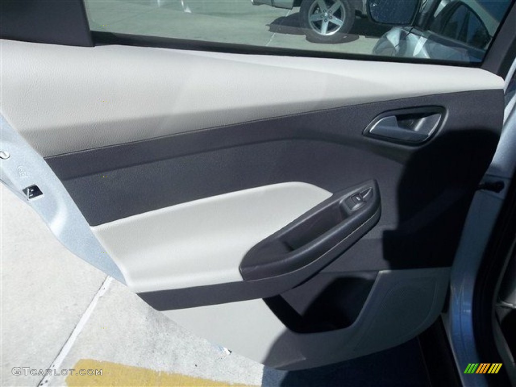 2013 Focus SE Sedan - Ingot Silver / Medium Light Stone photo #25