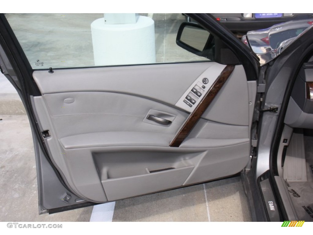 2006 BMW 5 Series 530i Sedan Grey Door Panel Photo #72629069