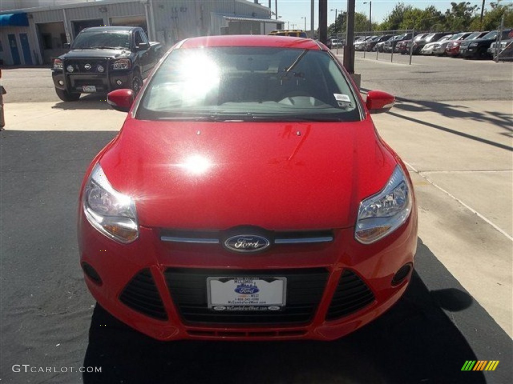 2013 Focus SE Sedan - Race Red / Medium Light Stone photo #16