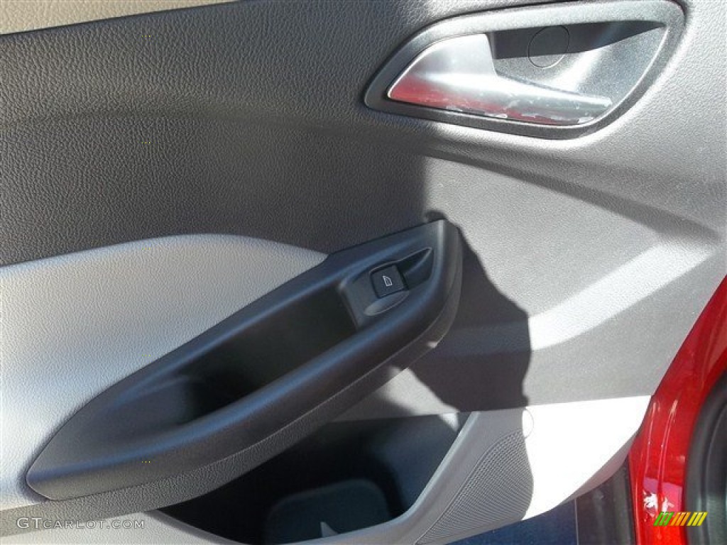 2013 Focus SE Sedan - Race Red / Medium Light Stone photo #25