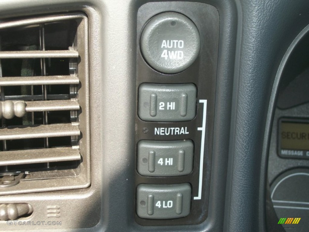 2002 Chevrolet Avalanche Z71 4x4 Controls Photo #72645347