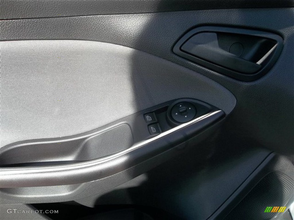 2013 Focus S Sedan - Ingot Silver / Charcoal Black photo #22