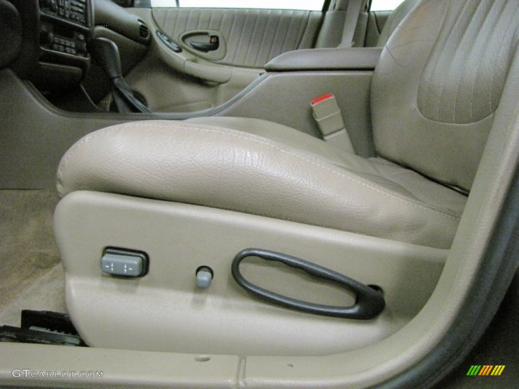 2000 Grand Prix GT Sedan - Champagne Beige Metallic / Dark Taupe photo #13