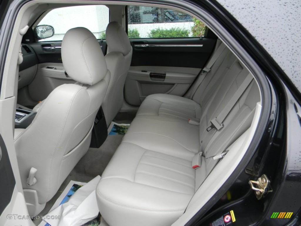 2006 Chrysler 300 C HEMI Rear Seat Photo #72658856