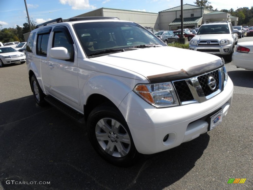 Avalanche White Nissan Pathfinder