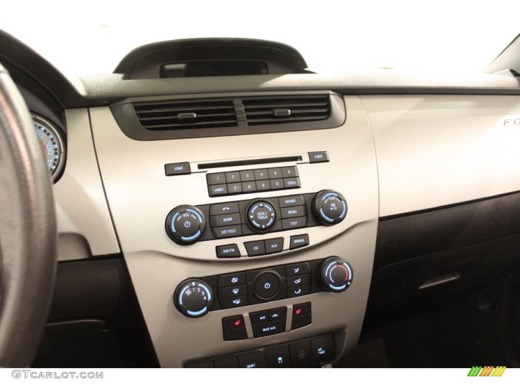 2010 Ford Focus SEL Sedan Controls Photo #72666659