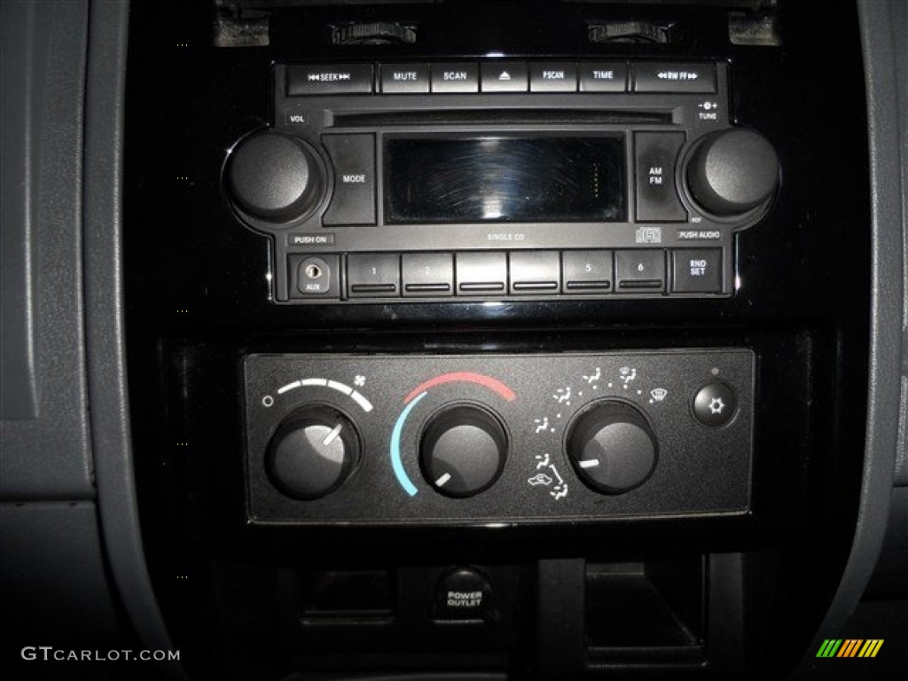 2006 Dodge Dakota Night Runner Quad Cab Controls Photo #72667087