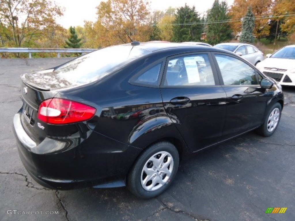 2013 Fiesta SE Sedan - Tuxedo Black / Charcoal Black/Blue Accent photo #2