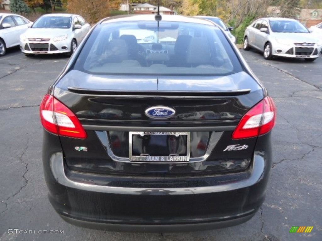 2013 Fiesta SE Sedan - Tuxedo Black / Charcoal Black/Blue Accent photo #3