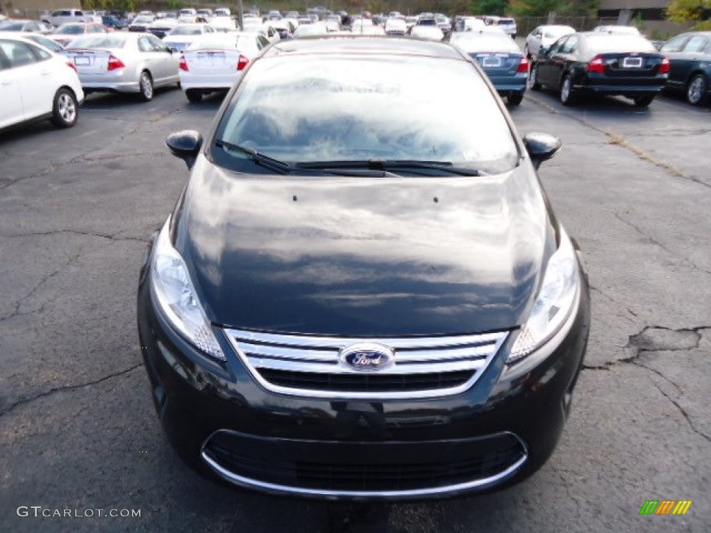 2013 Fiesta SE Sedan - Tuxedo Black / Charcoal Black/Blue Accent photo #6