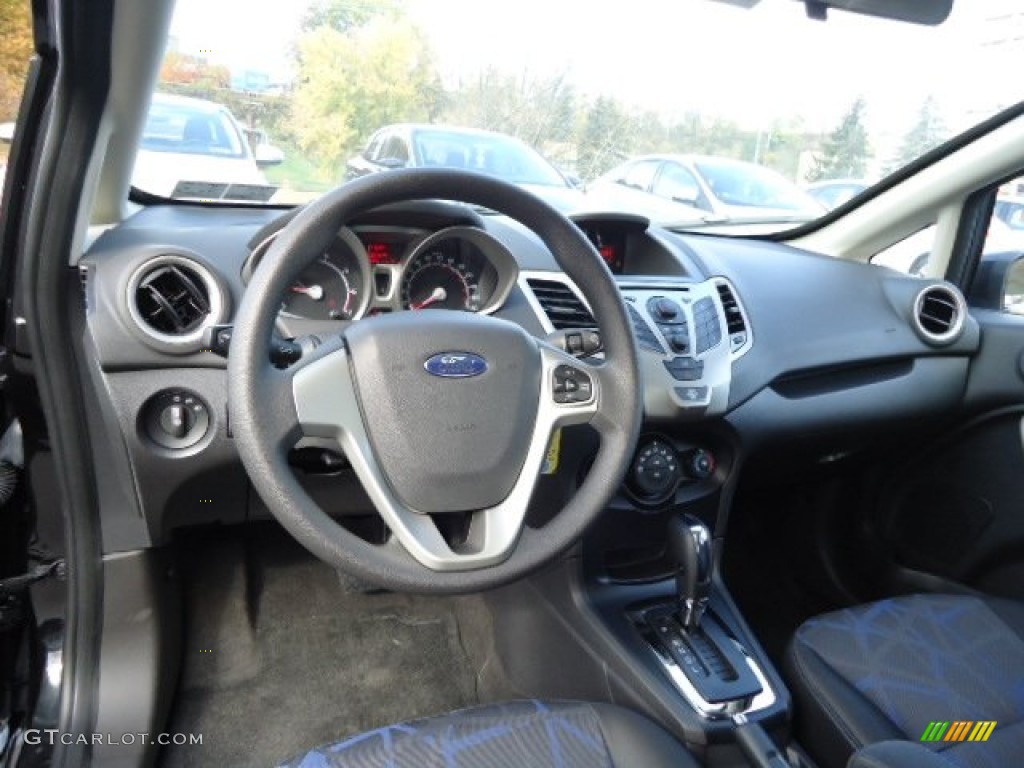2013 Ford Fiesta SE Sedan Charcoal Black/Blue Accent Dashboard Photo #72673135