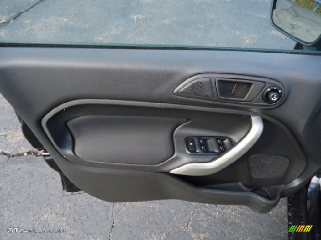 2013 Ford Fiesta SE Sedan Charcoal Black/Blue Accent Door Panel Photo #72673153