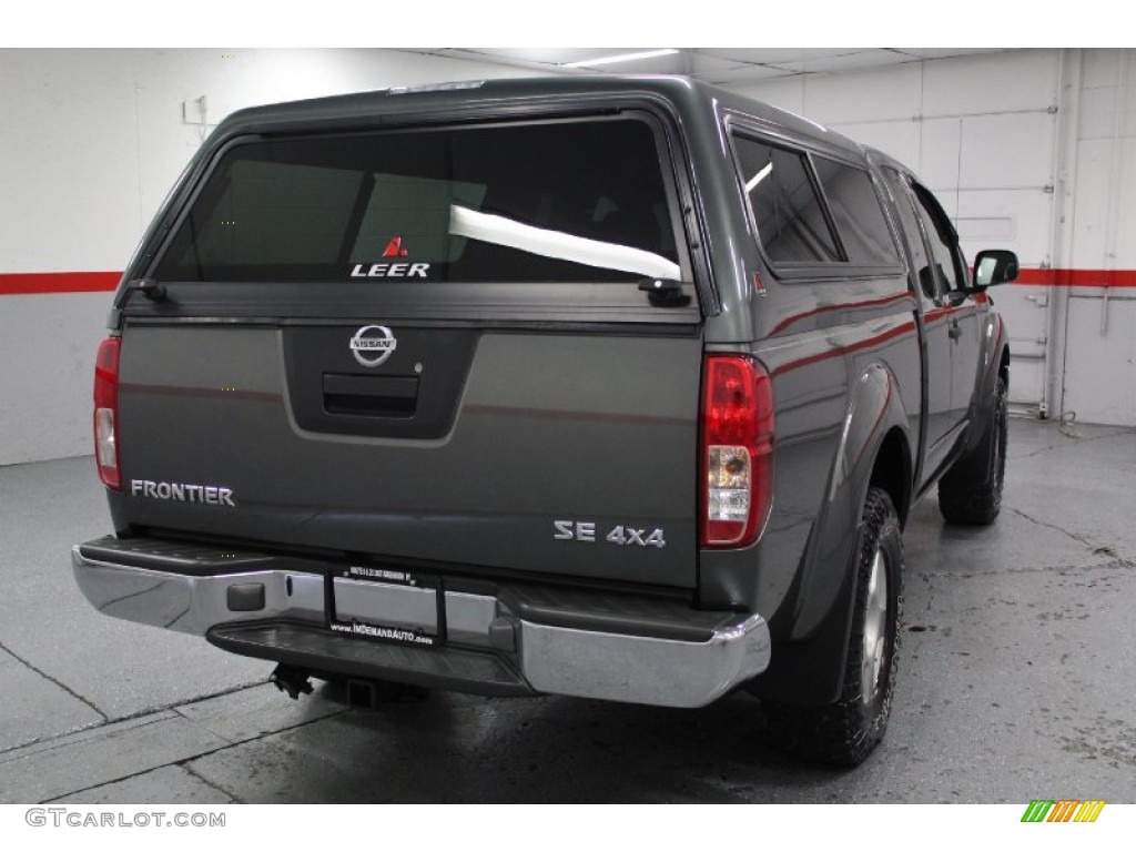 2005 Frontier SE King Cab 4x4 - Storm Gray Metallic / Graphite photo #17