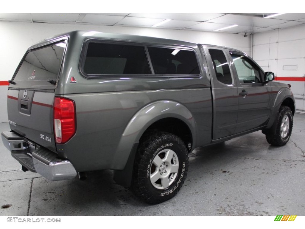 2005 Frontier SE King Cab 4x4 - Storm Gray Metallic / Graphite photo #19