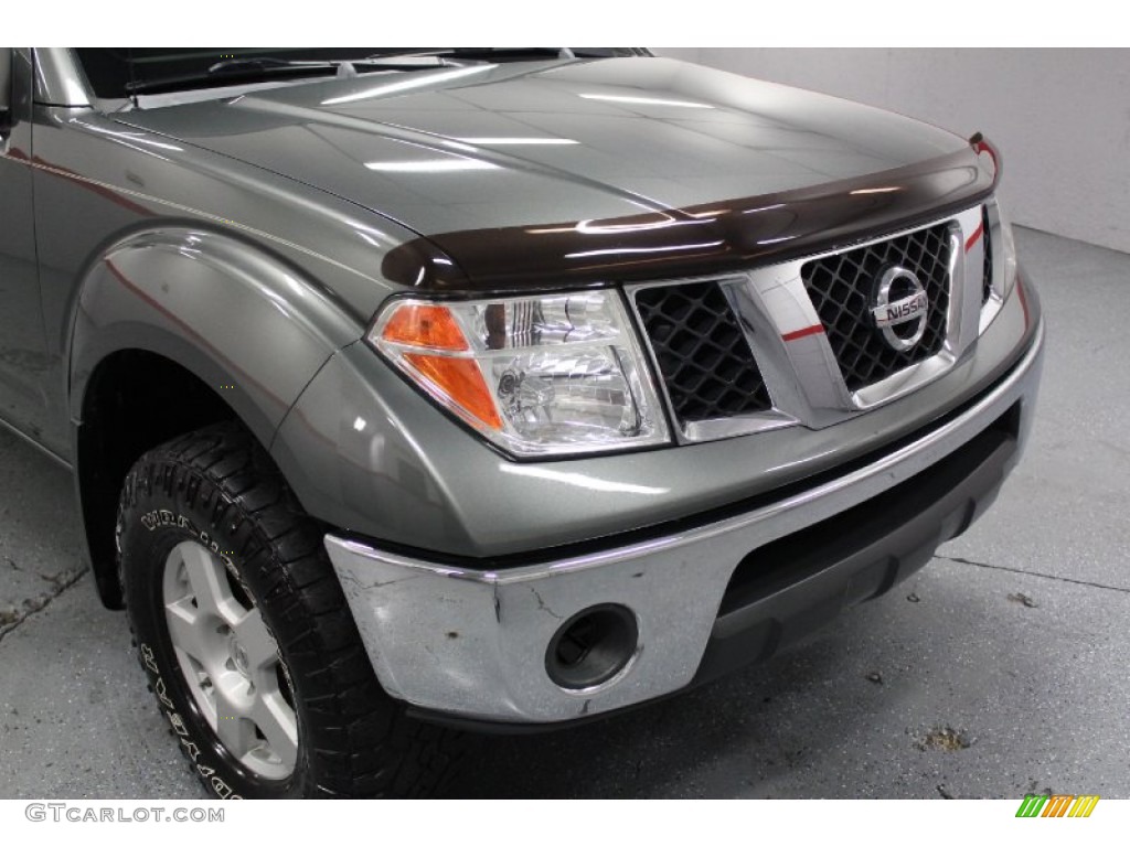 2005 Frontier SE King Cab 4x4 - Storm Gray Metallic / Graphite photo #22