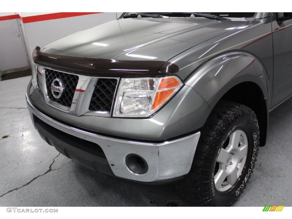 2005 Frontier SE King Cab 4x4 - Storm Gray Metallic / Graphite photo #23