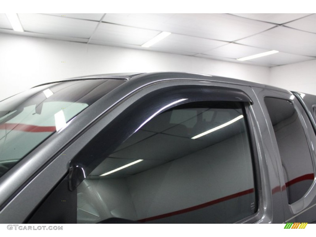 2005 Frontier SE King Cab 4x4 - Storm Gray Metallic / Graphite photo #26