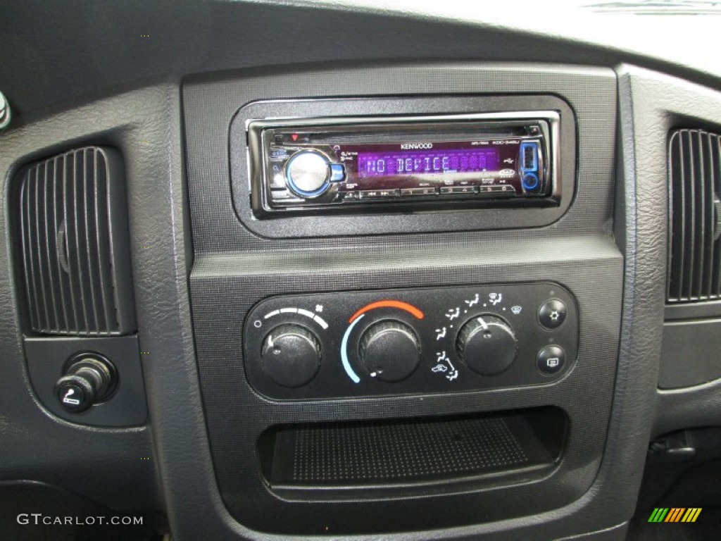 2004 Ram 1500 SLT Quad Cab 4x4 - Bright White / Dark Slate Gray photo #21