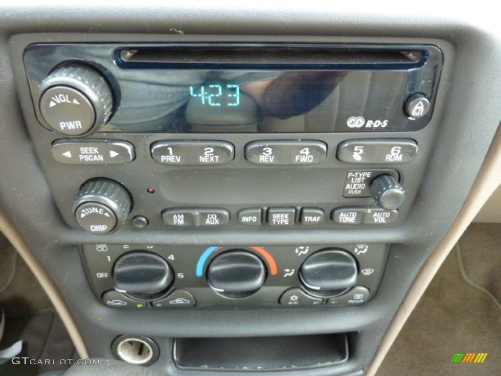 2001 Chevrolet Malibu Sedan Controls Photo #72680197