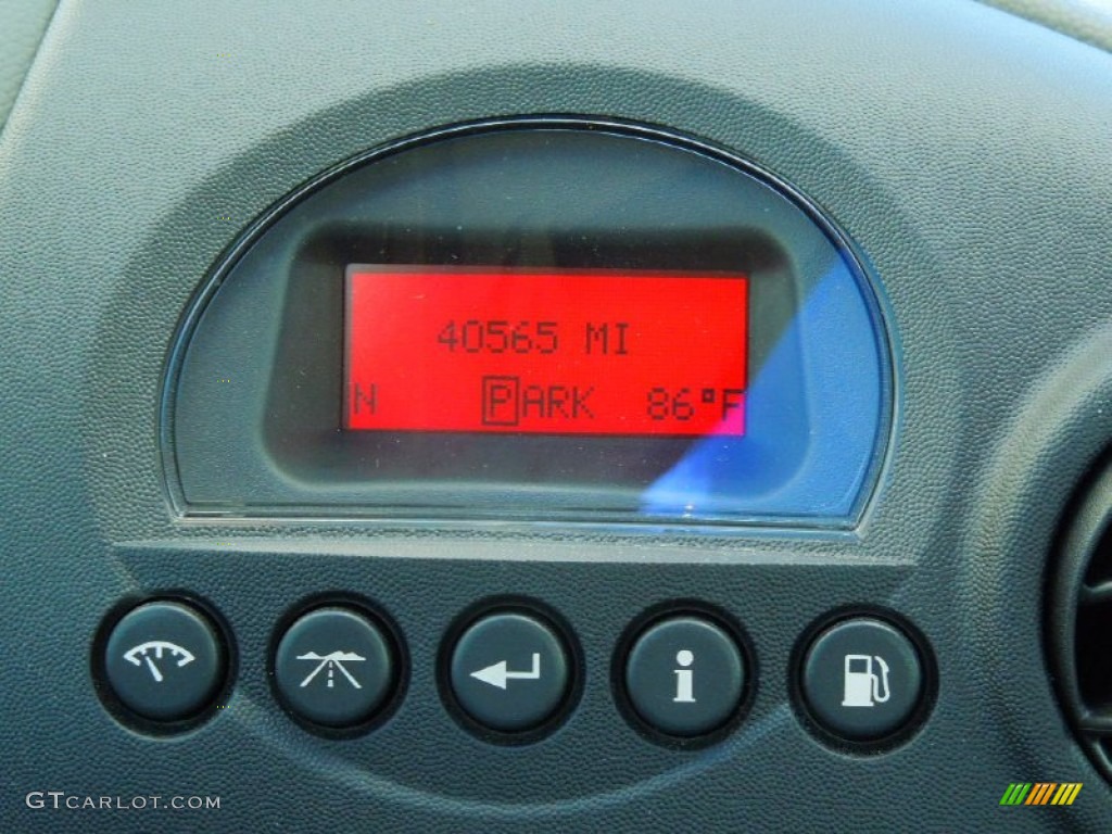 2005 Pontiac Grand Prix GXP Sedan Controls Photo #72707768