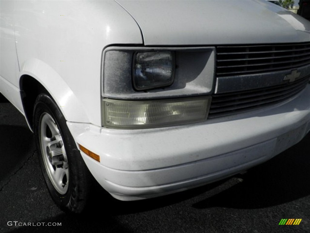 2004 Astro Passenger Van - Summit White / Medium Gray photo #2