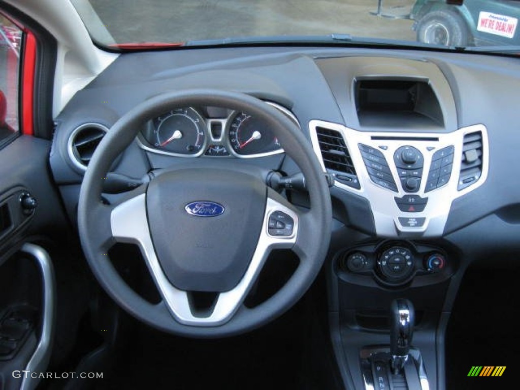 2013 Fiesta SE Sedan - Race Red / Charcoal Black photo #17