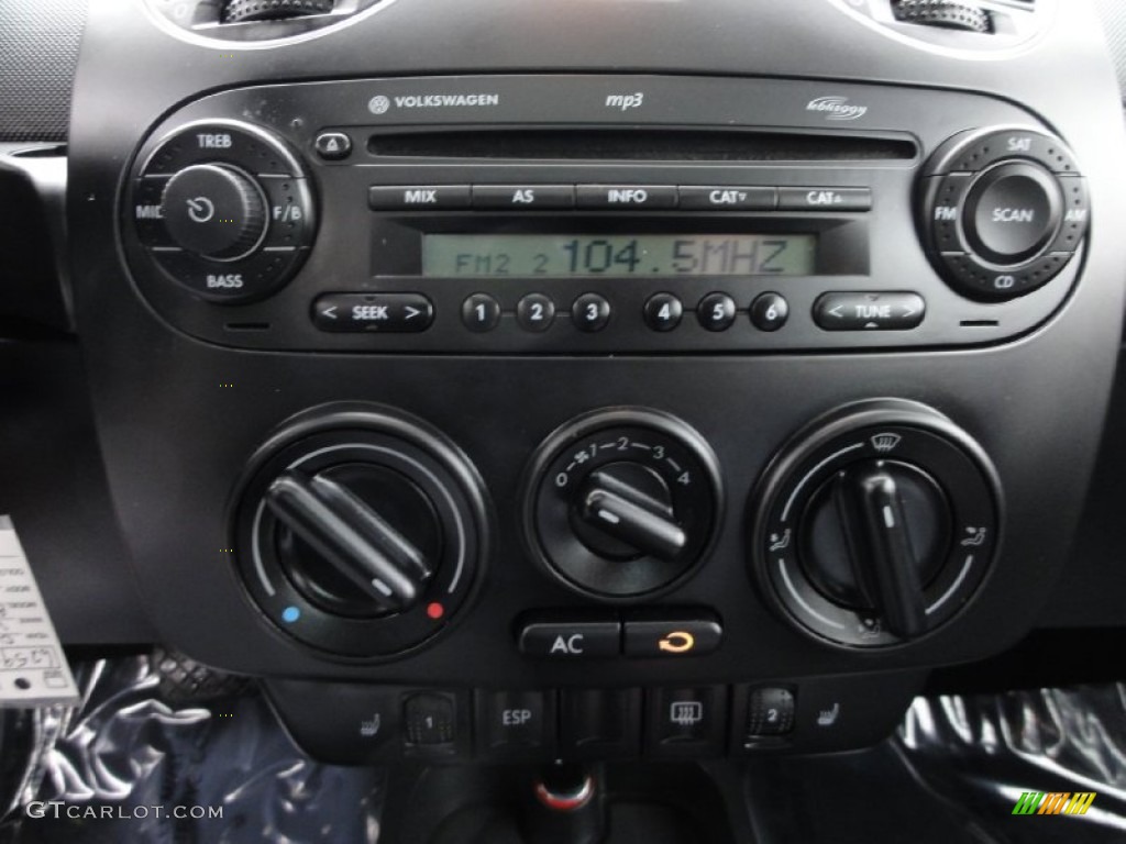 2008 Volkswagen New Beetle SE Coupe Audio System Photo #72730613